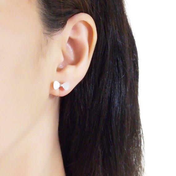 Mother Of Pearl Bow Tie Invisible Clip On Stud Earrings (Silver tone) - Miyabi Grace