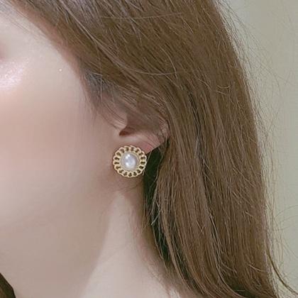 White Pearl Flower 80’s Invisible Clip On Earrings