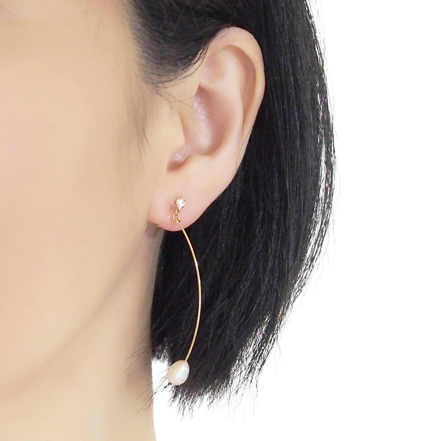 White Teardrop Freshwater Pearl Invisible Clip On Earrings (Gold tone Wave Bar) - miyabigracejewelry.com