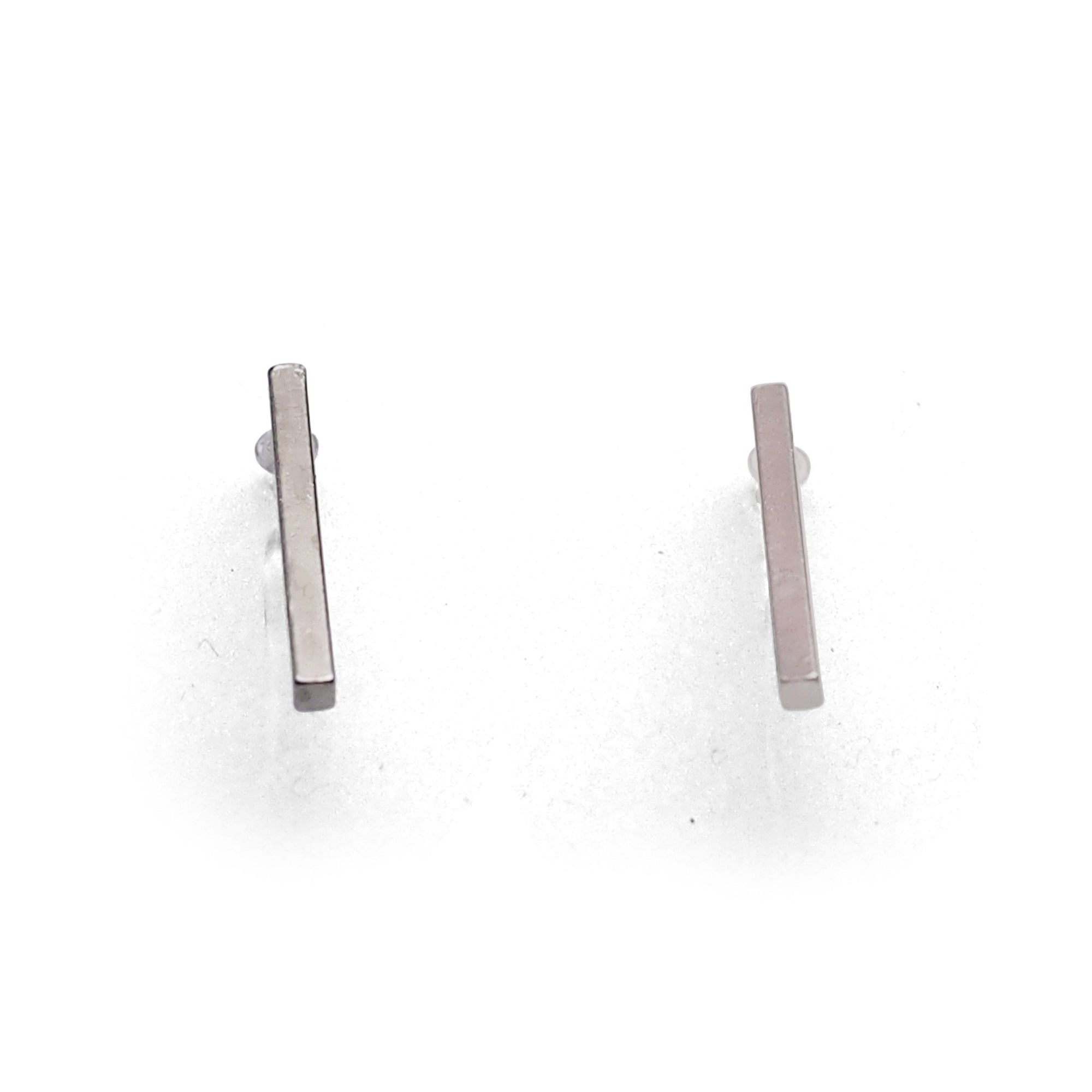 Minimal short bar invisible clip on earrings ( Silver tone ) - miyabigracejewelry.com