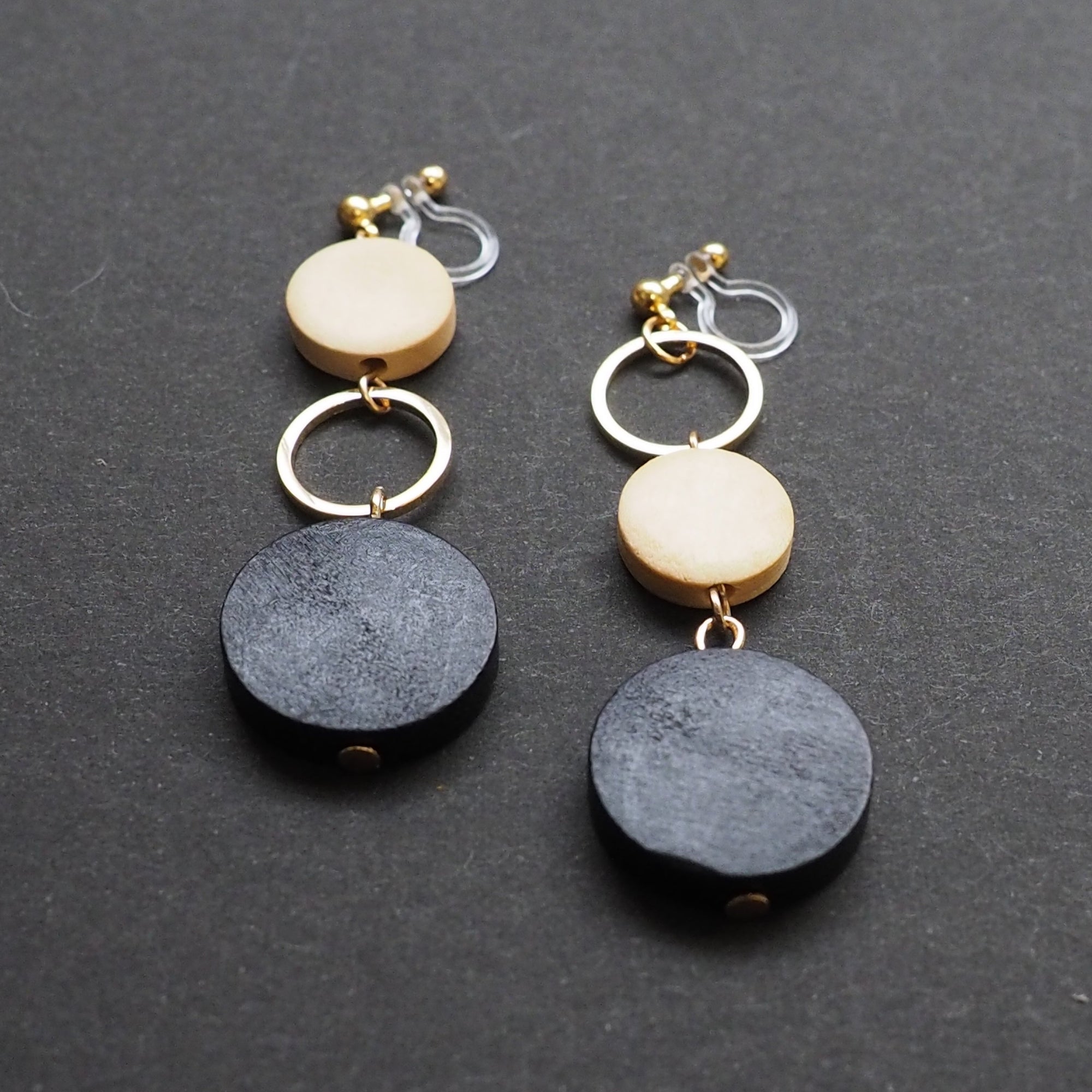 Black and beige wood invisible clip on earrings - miyabigracejewelry.com