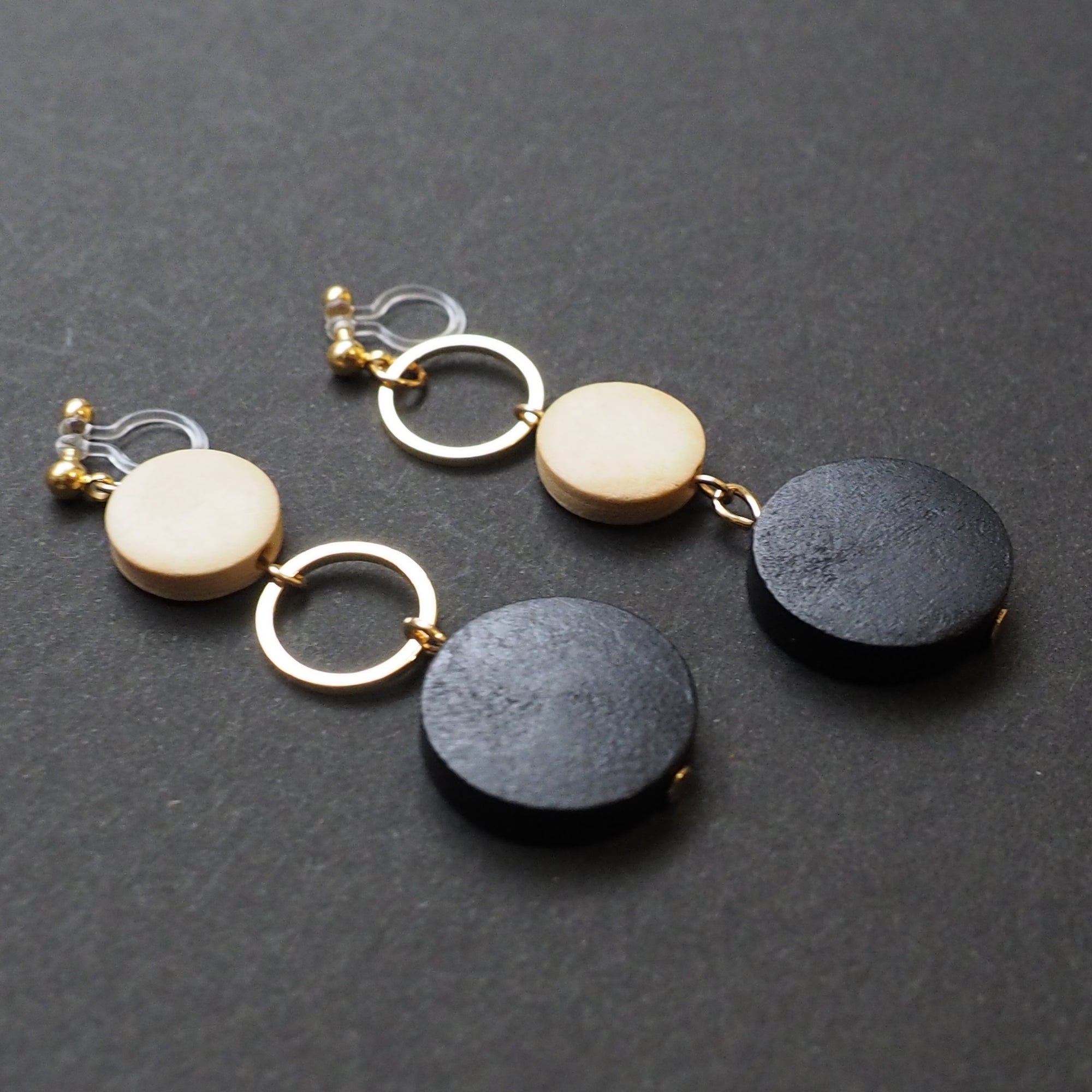 Black and beige wood invisible clip on earrings - miyabigracejewelry.com