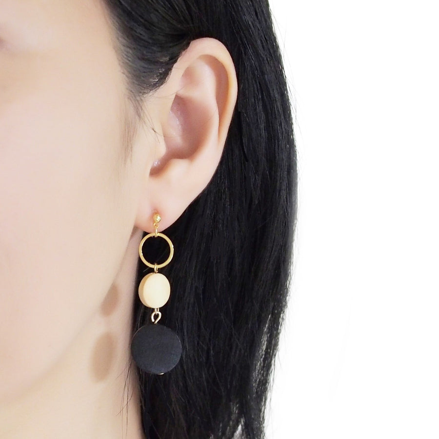 Black and beige wood invisible clip on earrings - miyabigracejewelry.com