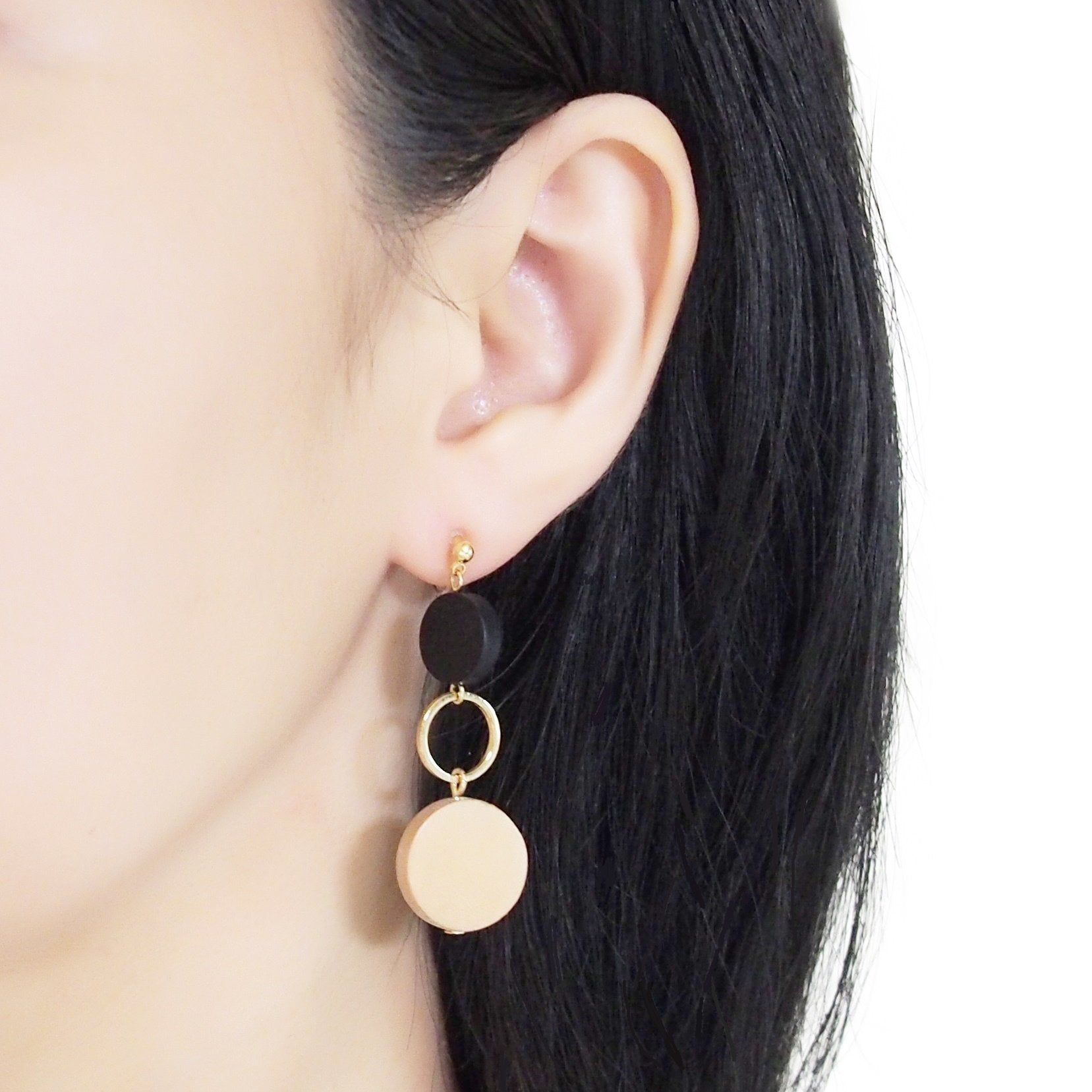 Beige and black wood invisible clip on earrings - miyabigracejewelry.com