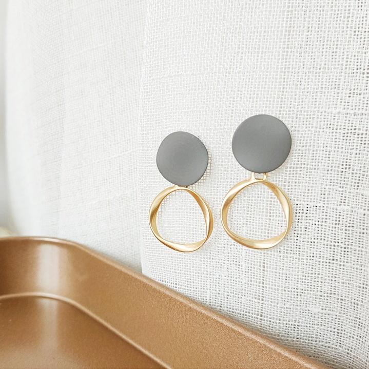 Gray Round Plate Gold Hoop Invisible Clip On Earrings