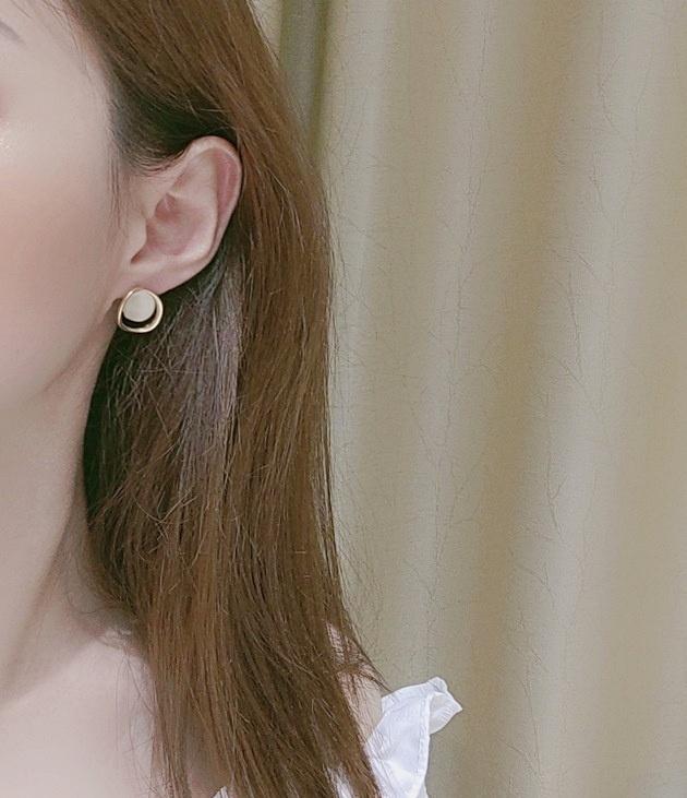 Rounded Lucent Beige Crystal Rhinsetone Invisible Clip On Earrings