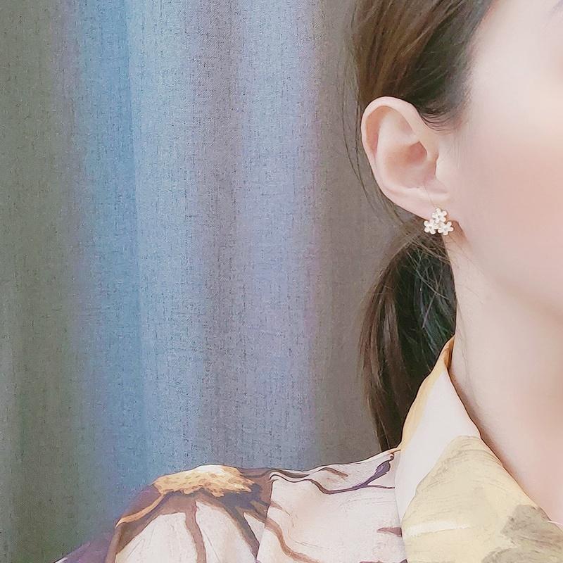 White Three Small Flowers Invisible Clip On Earrings