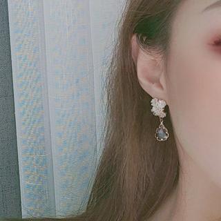 White Flower Dangle Teardrop Clear Crystal Invisible Clip On Earrings