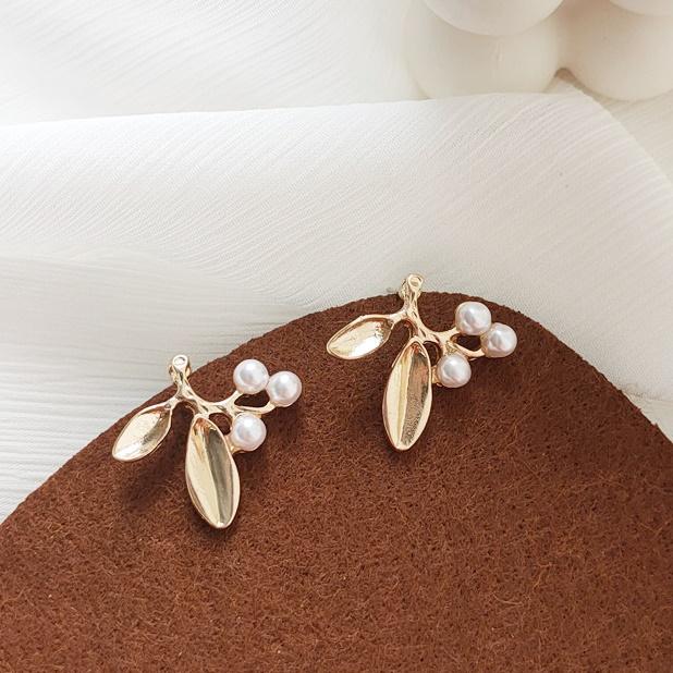 White Pearl Leaf Invisible Clip On Earrings
