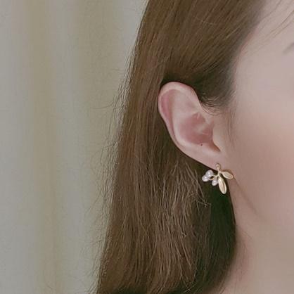 White Pearl Leaf Invisible Clip On Earrings