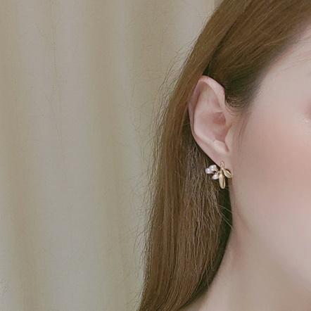 White Pearl Leaf Invisible Clip On Earrings