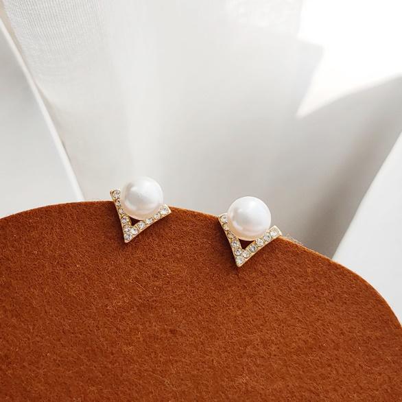 White Pearl Small Chic Triangle Invisible Clip On Earrings