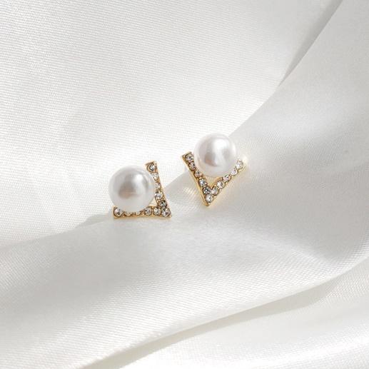 White Pearl Small Chic Triangle Invisible Clip On Earrings