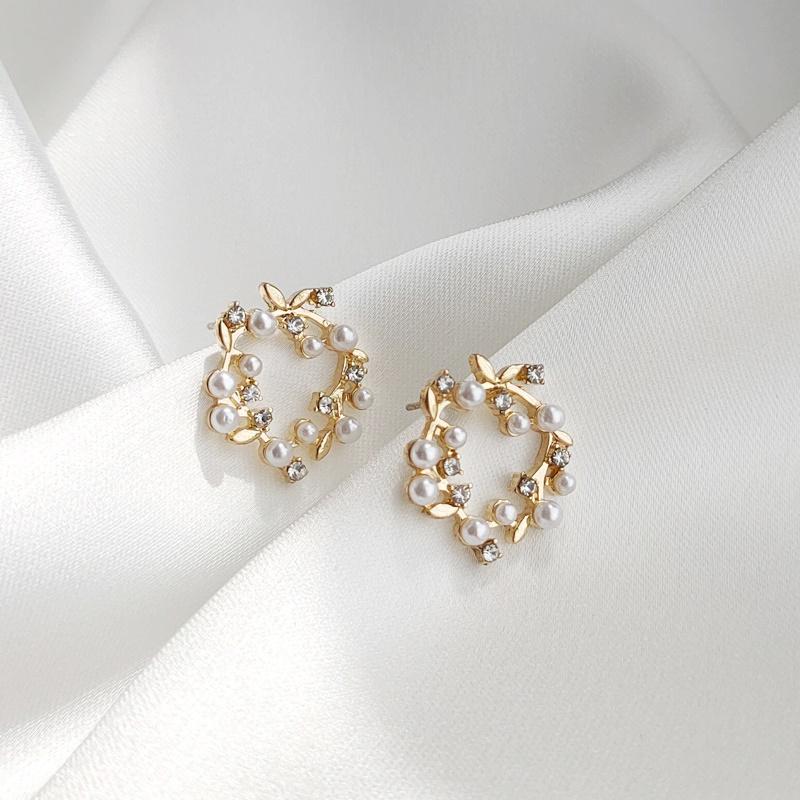 White Flower Pearl  Circle Wreath Crystal Rhinestone Invisible Clip On Earrings