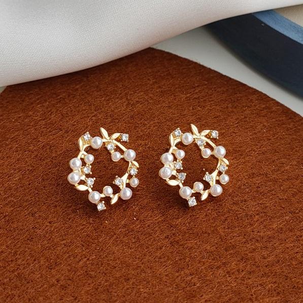 White Flower Pearl  Circle Wreath Crystal Rhinestone Invisible Clip On Earrings