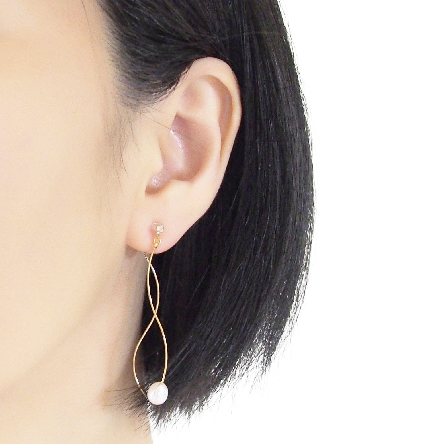 Double Sided White Freshwater Pearl with Wave Bar Invisible Clip On Earrings (Gold tone) - miyabigracejewelry.com