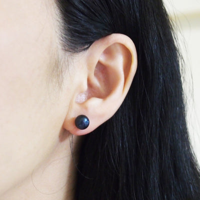 Black freshwater pearl invisible clip on stud earrings - miyabigracejewelry.com