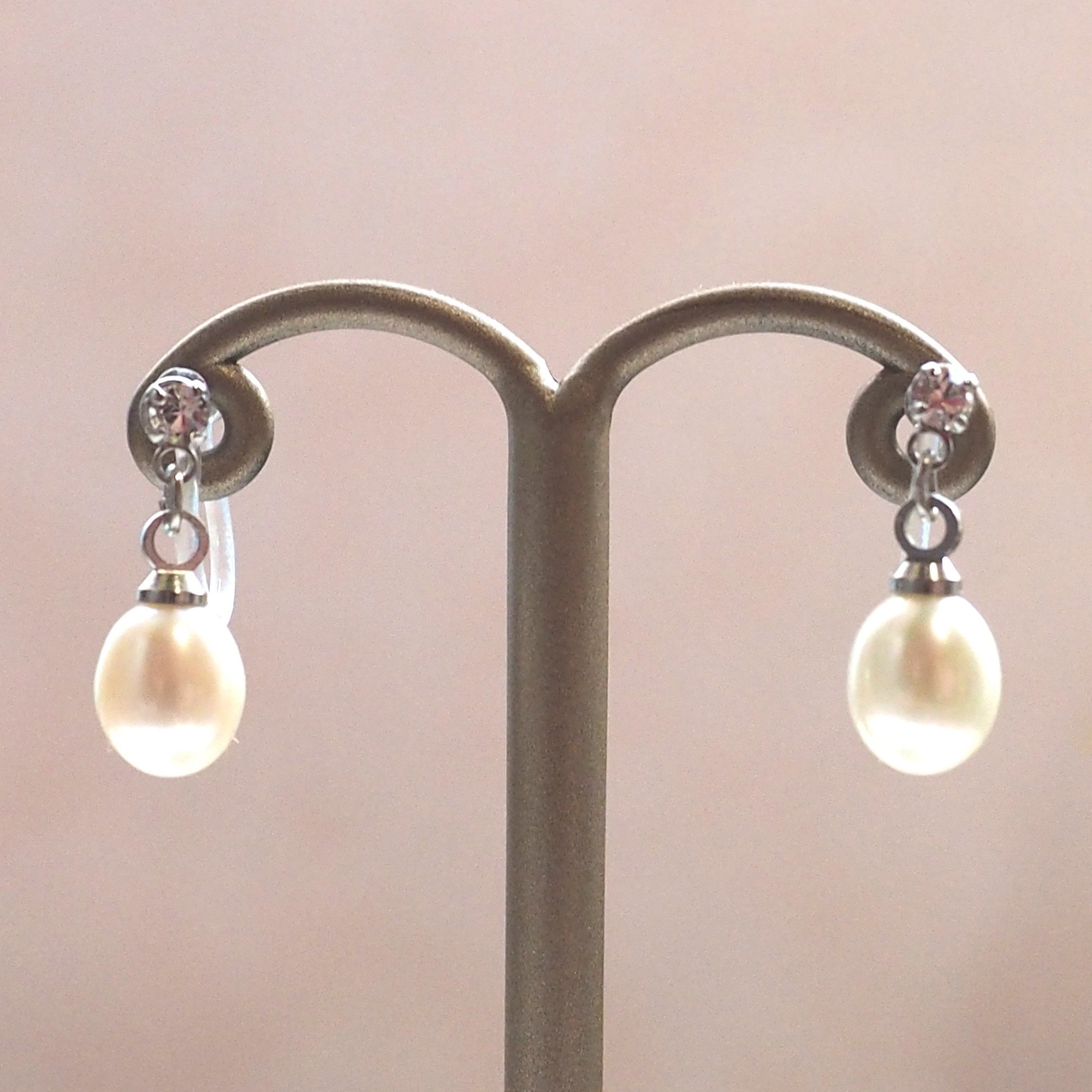 White freshwater pearl invisible clip on earrings - miyabigracejewelry.com