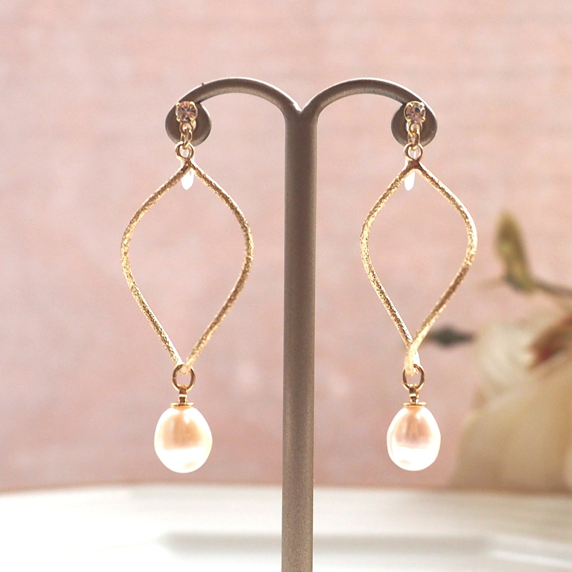 Freshwater pearl invisible clip on hoop earrings - miyabigracejewelry.com